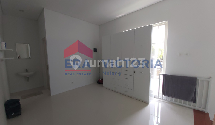 Di sewakan rumah 2 lantai full furnish + kanopi, selangkah ke jalan poros soehat, dekat kampus Polinema, UB 6