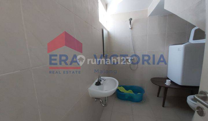 Di sewakan rumah 2 lantai full furnish + kanopi, selangkah ke jalan poros soehat, dekat kampus Polinema, UB 7