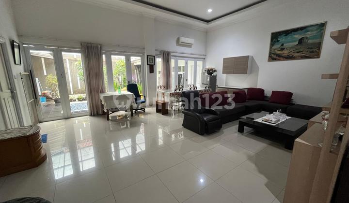 Selling house with swimming pool in Muara Bandung Selling house with swimming pool in Muara Bandung
