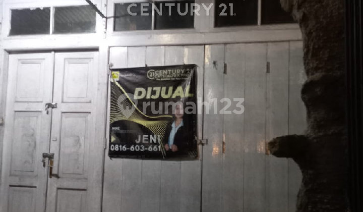 Store in Cimahi Very Crowded Near Market Strategic Location