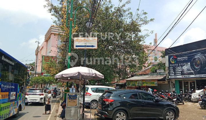 Store in Cimahi Very Crowded Near Market Strategic Location