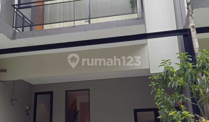 Rumah 3,5 Lantai Exclusive di Jalan M. Kahfi Jaksel