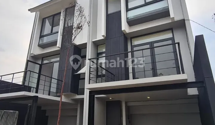 Rumah 3 Lantai Exclusive di Jalan M.Kahfi Jagakarsa