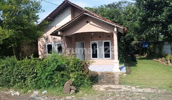 Secondary Roadside House on Cibeuntang Street, Ciseeng