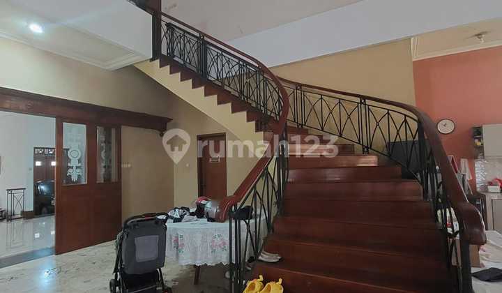 Rumah Asri 2 Lantai Dengan Halaman Luas di Bali View Cirendeu