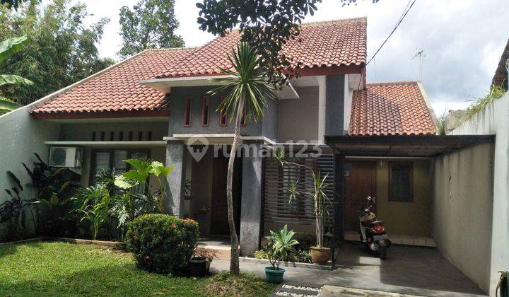 Dijual Rumah Asri dan Bagus dengan Halaman Luas di Tanah Baru 1