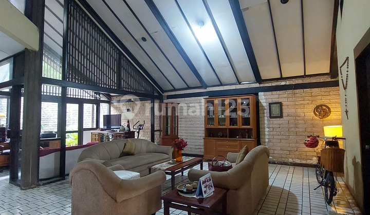 Comfortable and Lush One-Story House in a Strategic South Jakarta Location Comfortable and Lush One-Story House in a Strategic South Jakarta Location