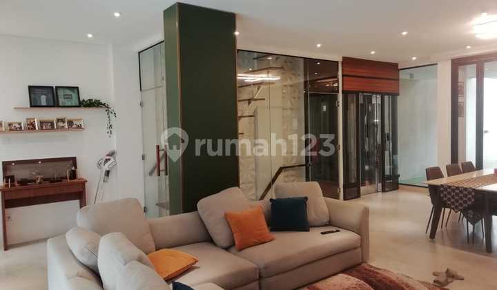 Rumah 4 Lantai dengan Rooftop Dan Pool,, Siap Huni dekat dengan Bintaro Plaza Tangerang Selatan