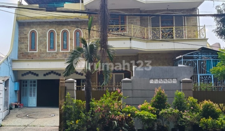 A spacious house with a classic design in South Kayu Putih, equipped with a swimming pool. A spacious house with a classic design in South Kayu Putih, equipped with a swimming pool.