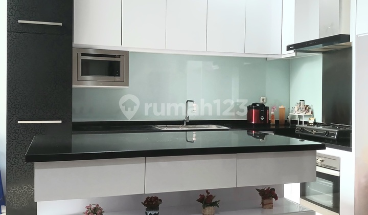 Rumah modern minimalis dengan konsep ruang terbuka di Taman Nyiur, Sunter Rumah modern minimalis dengan konsep ruang terbuka di Taman Nyiur, Sunter