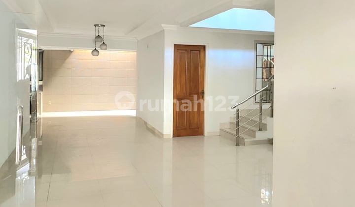 Rumah Desain Klasik di Gading Kirana Barat, Kelapa Gading. 9X17. Rapih. Terawat. Tersewa Sampai Mid May 2026 2