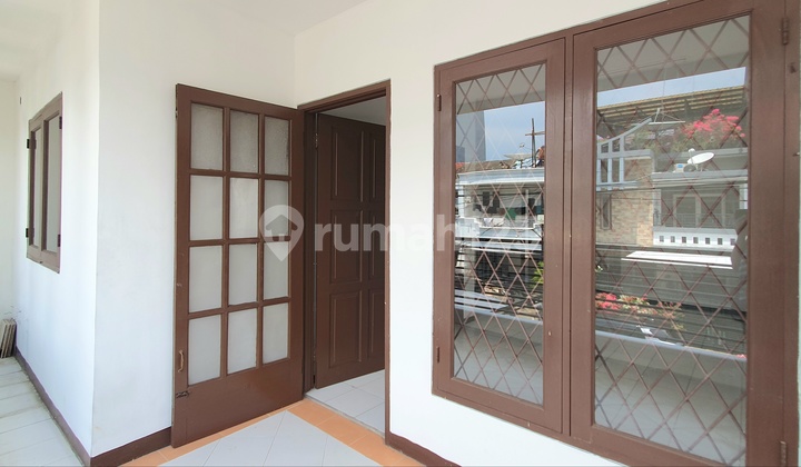 A well-maintained, neat, and ready-to-occupy house in Janur Asri, Kelapa Gading. Strategically located, close to many facilities.