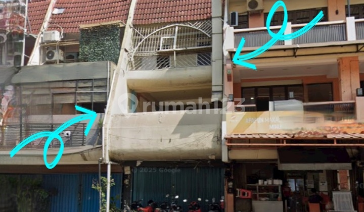 Ruko Boulevard Raya, Kelapa Gading. In one of Kelapa Gading's culinary centers that remains famous and always sought after by culinary entrepreneurs.