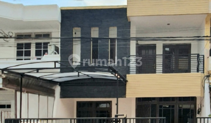 A well-maintained, neat, and ready-to-occupy house in Janur Asri, Kelapa Gading. Strategically located, close to many facilities.