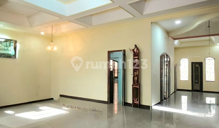 A spacious house with a classic design in South Kayu Putih, equipped with a swimming pool. A spacious house with a classic design in South Kayu Putih, equipped with a swimming pool.