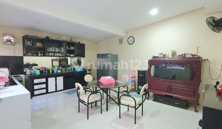 Corner house, spacious in Janur Hijau / Pelepah Hijau, Gading Pandawa, Kelapa Gading. Needs renovation / tidy up.