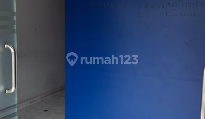 Ruko Bukit Gading Indah, Kelapa Gading. Hadap jalan raya tapi tidak di jalan raya. Parkir luas dan banyak. 2