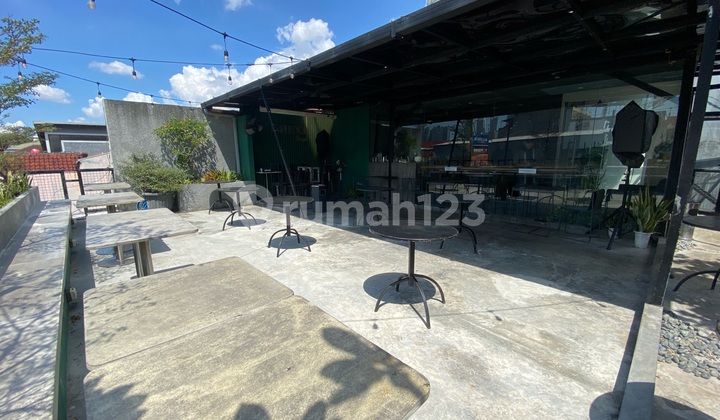 EN: For Sale - Commercial Space/Restaurant/Cafe - 3-Story Rooftop - Freehold Title - Plenty of Parking - Hook Location in Kemanggisan near Binus. Price: IDR 10 Billion Negotiable.