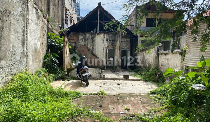 Selling Old House Land Area 228m2 Raden Saleh. Price 5.7 Billion Negotiable