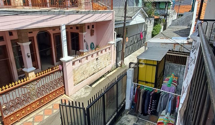 House for sale in Rawamangun, 2 floors, livable condition, strategic location, price 2.8m negotiable.