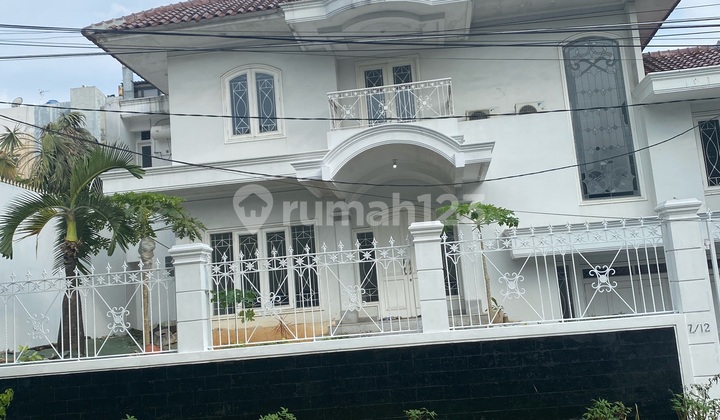Selling Luxury House in Taman Lebak Bulus. Area 437M2 Price 9.5 Billion. Negotiable Certificate Ownership. Selling Luxury House in Taman Lebak Bulus. Area 437M2 Price 9.5 Billion. Negotiable Certificate Ownership.
