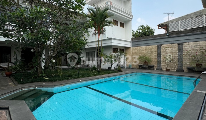 Dijual Rumah Mewah dan Luas Modern Tropis di Ragunan Pasar Minggu