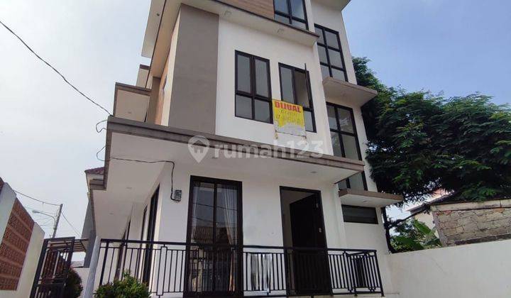 Rumah Semi Furnished Pinggir Jalan Di Meruya Selatan Kembangan 1