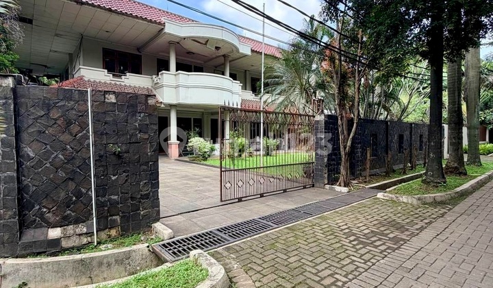 Quick Sale Spacious House with Office Hook in Simprug Golf Senayan 2