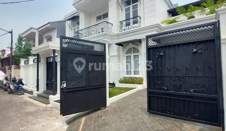 Dijual Rumah Baru Full Furnish Mewah Klasik Strategis di Tebet 2