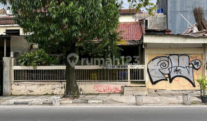 Rumah Hitung Tanah Strategis Pinggir Jalan Raya di Kebayoran Baru Rumah Hitung Tanah Strategis Pinggir Jalan Raya di Kebayoran Baru