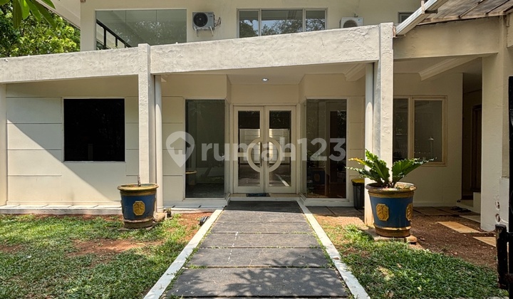 Quick Sale Spacious Strategic Hook House in Senayan Kebayoran Baru