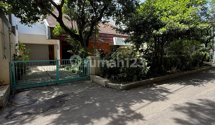 Old House Counts Land in Front of Panglima Polim Park, Kebayoran Baru
