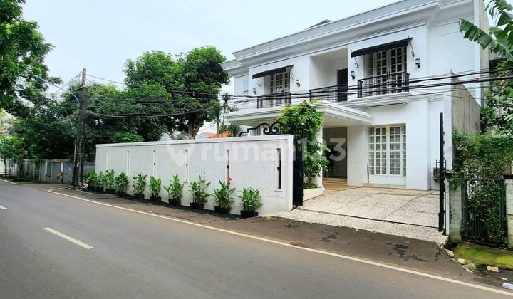 Rumah Mewah Hook Semi Furnished Desain Klasik di Kebayoran Lama 2