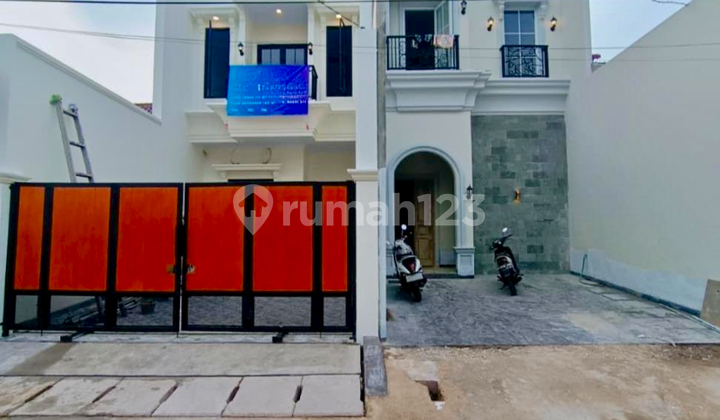 Rumah Baru Mewah Klasik Semi Furnished Di Joglo Jakarta Barat