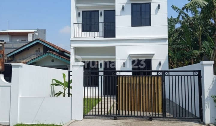 Rumah Baru Murah Siap Huni Modern Classic Strategis di Jagakarsa