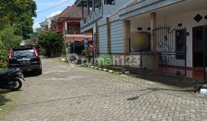 Rumah Hook Terawar di Sulfat, Malang 8