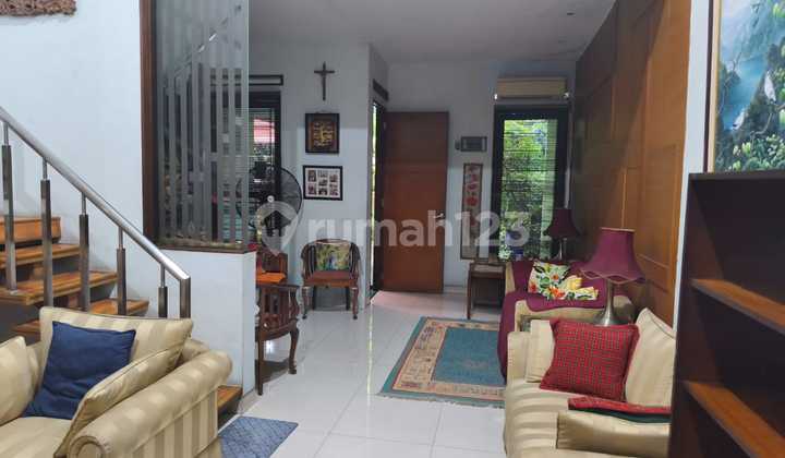 Rumah 2 Lantai Berlokasi di Taman Bona Indah dengan Lingkungan yang Tenang, Aman, Sejuk dan Asri