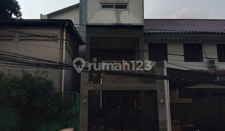 Rumah Kramat 3 Lantai di Senen Jakarta Pusat 2