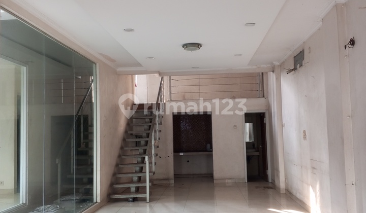 Rumah Kramat 3 Lantai di Senen Jakarta Pusat