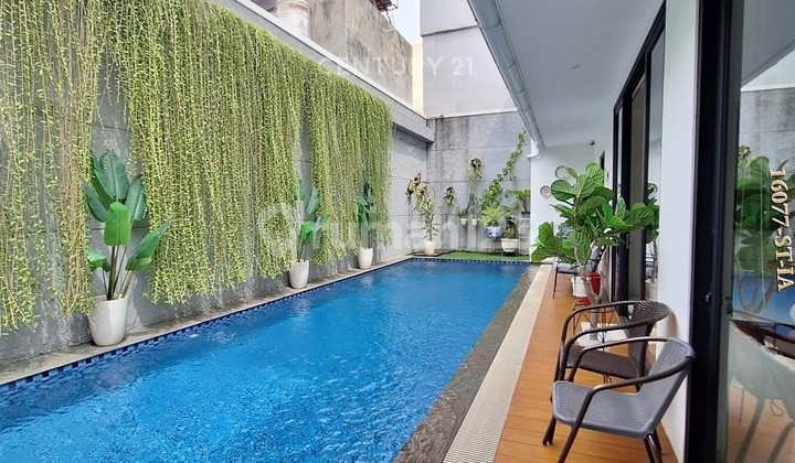 Dijual Rumah Mewah Dalam Cluster One Gate Dilengkapi Kolam Renang 2