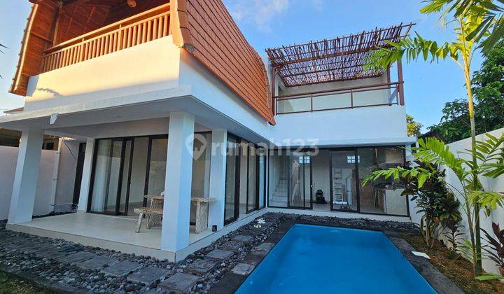 Semi-furnished villa for annual rental in strategic location in Canggu 1