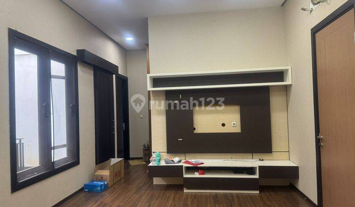 Rumah Grisenda 10x20 3 Lantai Minimalis View Taman 2