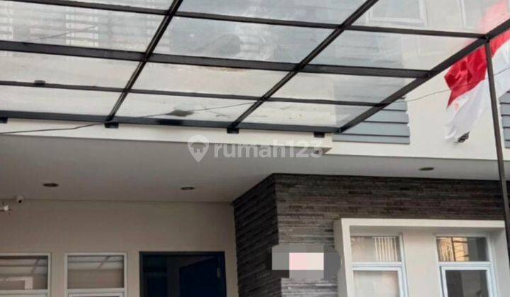 Dijual Rumah 3 Lantai di Taman Ratu 1