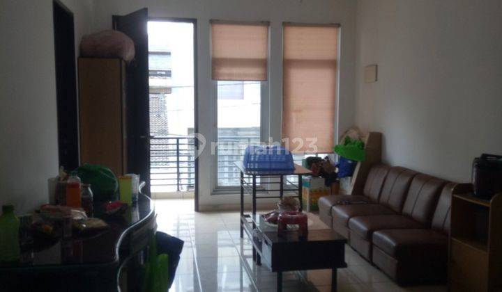 Dijual Rumah 3 Lantai di Taman Ratu 2