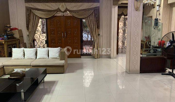 Dijual Rumah Kawasan Élite 2,5 Lantai di Menteng 1