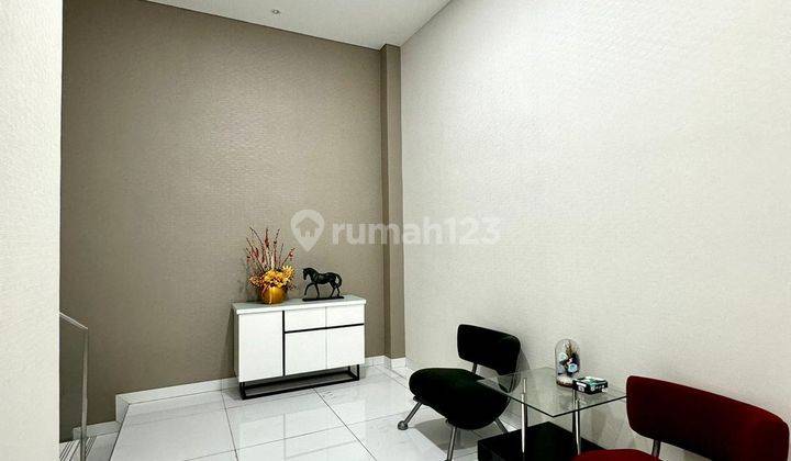 Rumah 10x18 180m2 Full Furnished Siap Huni Hadap Selatan di BGM, PIK 2