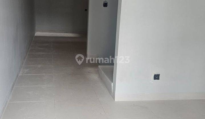 Dijual Rumah 3 Lantai Baru Lokasi Strategis SHM di Muara Karang 2