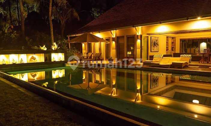 Vila Eksklusif Langka di Depan Pantai dengan Pemandangan Matahari Terbenam Dijual