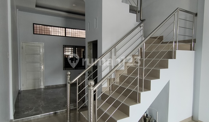Rumah 2.5 Lantai di Jalan Surya Daerah Krakatau 11