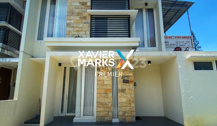 For Sale 3-Story Villa with Mountain and City Light Views Near Tourist Attractions